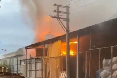 Denizli Merkezefendi’de Kereste Deposunda Yangın: Facianın Eşiğinden Dönüldü