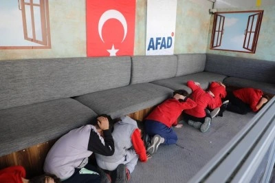 Deprem anı ger&ccedil;ek&ccedil;i bir ortamda canlandırıldı