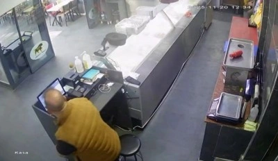 Deprem anı kamerada: İş yerindekiler panikle dışarı ka&ccedil;tı