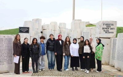 Deprem Anıtı’nda gençlerden anlamlı çalışma