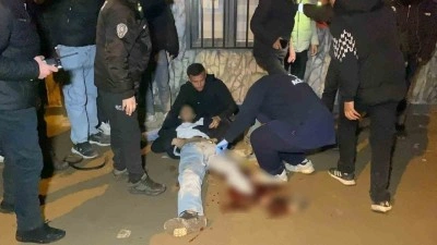 Deprem anma törenine katılmak isteyen gençler bıçaklı saldırıya uğradı: 1’i ağır 2 yaralı