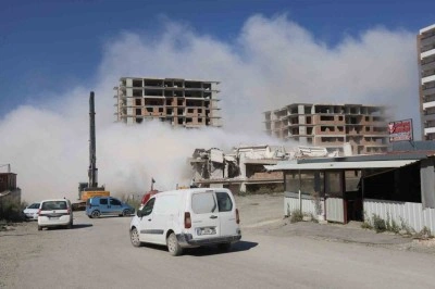 13 Katlı Bina, İş Makinesinin Darbesiyle Yıkıldı