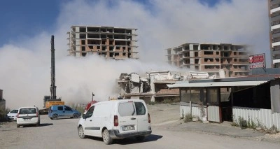 Deprem etkisi oluşturan 13 katlı binada yerle bir olma anı kamerada