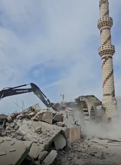 Depremde Ağır Hasar Alan Cami Yıkıldı