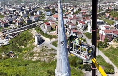 Depremde hasar gören Arnavutköy Sıddık Camii’nin minaresi söküldü