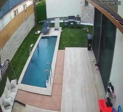 Depremde yüzme havuzu bakın nasıl sallandı