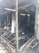 Depremzede ailenin konteyneri yanarak kullanılmaz hale geldi