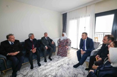 Depremzede Hüsne Beşenk: "Evlat atıyor ama devlet atmıyor"