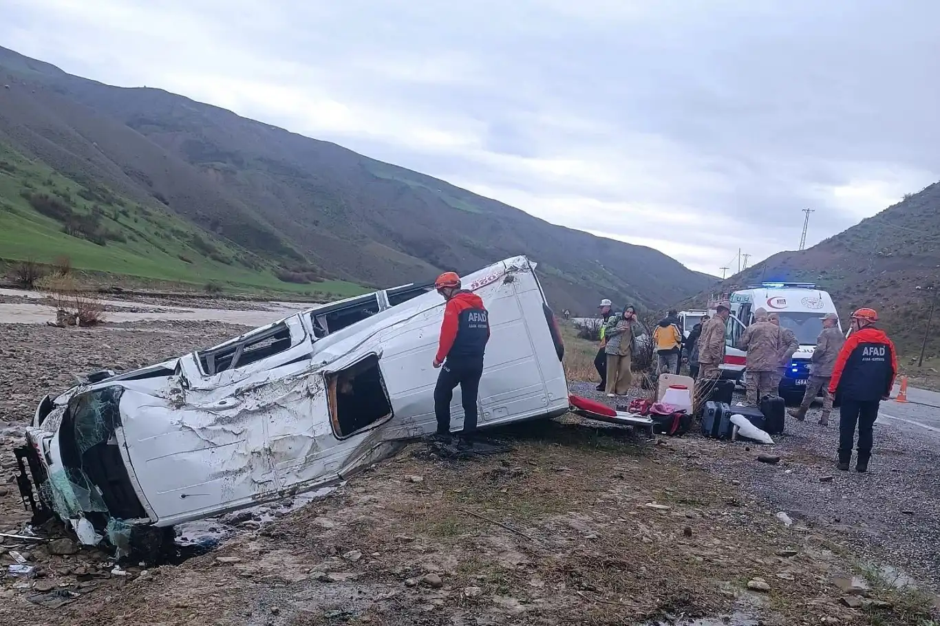 Dere Yatağına Devrilen Minib&uuml;s: 16 Yaralı