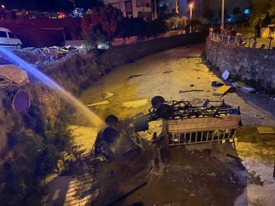 Dere yatağına düşen kamyonet alev aldı