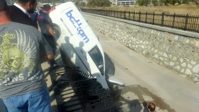 Dereye Uçan Kamyonetin Sürücüsünü Emniyet Kemeri Kurtardı 