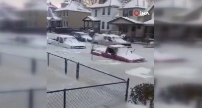 Detroit’te yüzyıllık su borusu patladı, araçlar donan suyun içinde kaldı