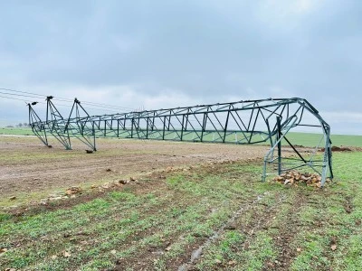 Devrilen Direklere Rağmen İl&ccedil;eye 5 Dakikada Enerji Verildi