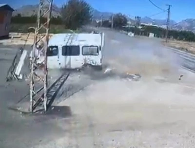 Devrilen min&uuml;b&uuml;s&uuml;n s&uuml;r&uuml;c&uuml;s&uuml; yaralandı: Kaza anı kamerada