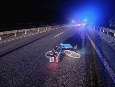 Devrilen motosikletin s&uuml;r&uuml;c&uuml;s&uuml; hayatını kaybetti