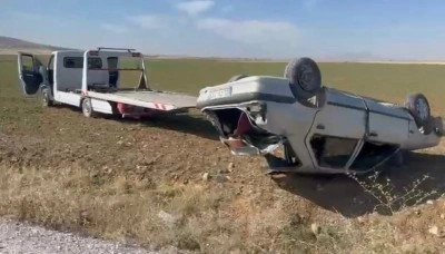 Devrilen otomobilin s&uuml;r&uuml;c&uuml;s&uuml; yaralandı