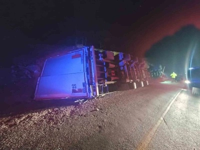 Devrilen tırın sürücüsü hayatını kaybetti