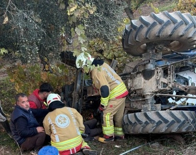 Devrilen trakt&ouml;r&uuml;n altında kalan &ccedil;ift&ccedil;i hayatını kaybetti