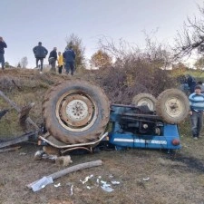Devrilen trakt&ouml;r&uuml;n altında kalan s&uuml;r&uuml;c&uuml; yaralandı
