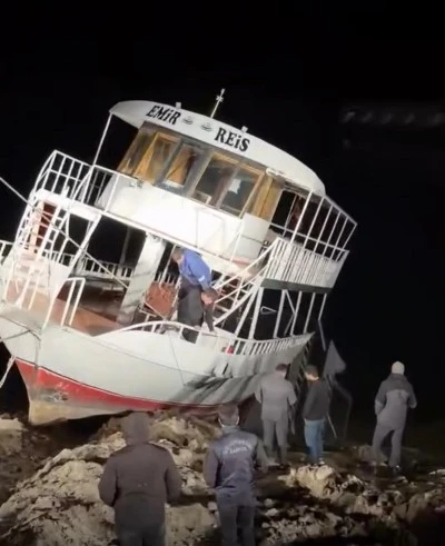 Dicle Barajı&rsquo;nda Kısmen Batan Turistik Tekne Halatla Karaya &Ccedil;ekildi