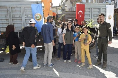 Dicle&rsquo;de Geleceğe Nefes: 1500 Fidan Vatandaşlarla Buluştu