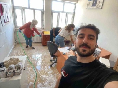 Dicle’de öğretmenler okulu temizledi