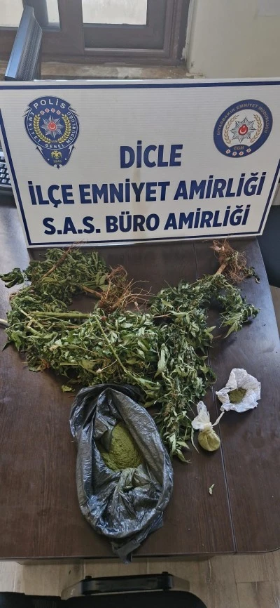 Dicle&rsquo;de polisten ka&ccedil;an ş&uuml;pheli yarım saat sonra yakalandı: Evinden esrar &ccedil;ıktı