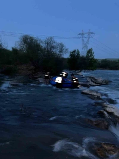 Dicle Nehri&rsquo;nde mahsur kalan gen&ccedil; kurtarıldı