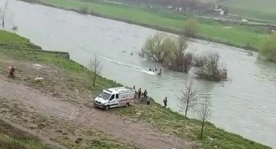 Dicle Nehri&rsquo;nde Mahsur Kalan Vatandaş AFAD Ekiplerince Kurtarıldı