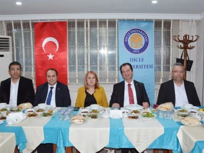 Dicle Üniversitesi Rektörü Gazetecilerle İftarda Buluştu