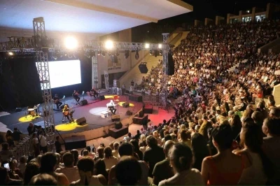 Didim&rsquo;de amfi tiyatro t&uuml;rk&uuml; sesleriyle yankılandı