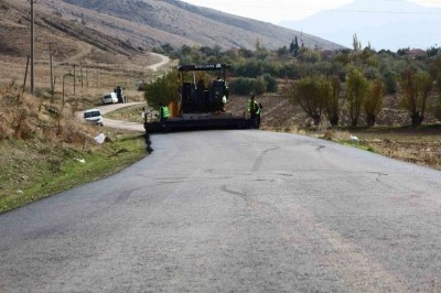 Dinar&rsquo;ın k&ouml;ylerinde sıcak asfalt &ccedil;alışmaları başladı