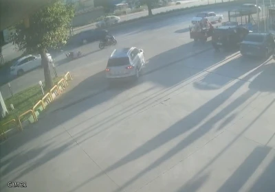 Direksiyon hakimiyetini kaybeden motosiklet otomobile &ccedil;arptı