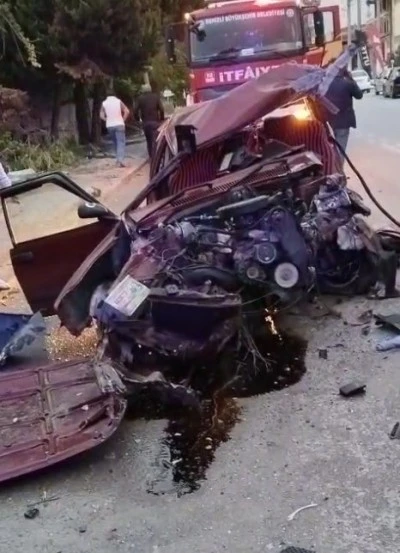 Direksiyon Hakimiyetini Kaybeden Sürücü Elektrik Direğine Çarptı