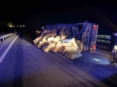 Direksiyon hakimiyetini kaybeden tır ref&uuml;je &ccedil;arpıp yan yattı: 1 yaralı