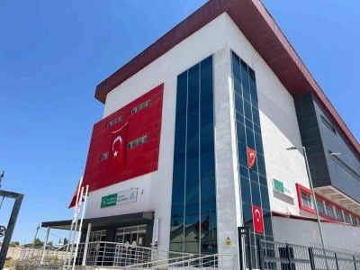 Sokakları al bayrakla donattılar