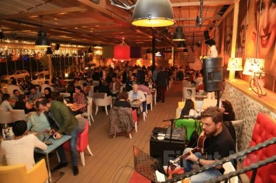 Diyarbakır 75. Cadde Akşam Saatlerinde Kafe ve Tatlıcılar Dolup Taşıyor