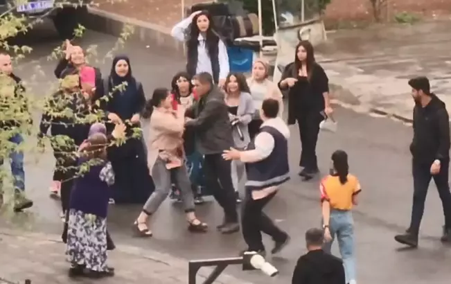 Diyarbakır Adliyesi Önünde Kadınlı Erkekli Kavga!