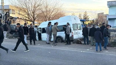 Bağlar&rsquo;da İş&ccedil;ileri Taşıyan Minib&uuml;s Duvara &Ccedil;arptı: 12 Kişi Yaralandı