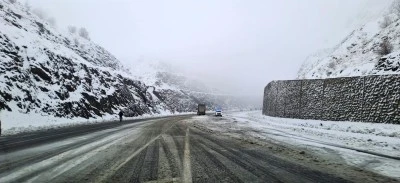Diyarbakır-Bing&ouml;l Kara Yolunda Kar Alarmı: Ara&ccedil;lar Yolda Mahsur Kaldı