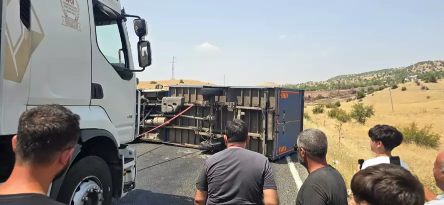 Diyarbakır-Bingöl Karayolunda Lastiği Patlayan Kamyonet Yan Yattı