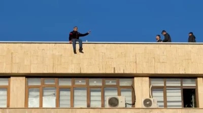 Diyarbakır B&uuml;y&uuml;kşehir Belediyesi Binasında İntihar Girişimi