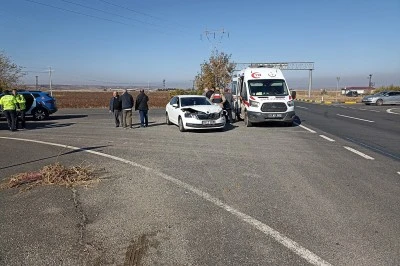 Diyarbakır Çınar’da İki Otomobil Çarpıştı: 2 Yaralı