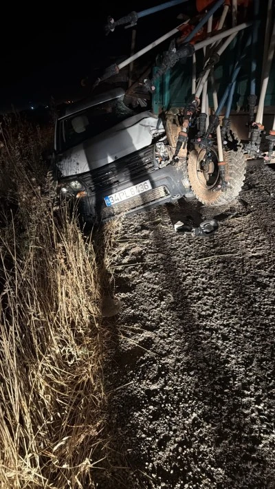 Diyarbakır &Ccedil;ınar'da Otomobil Park Halindeki Trakt&ouml;re &Ccedil;arptı