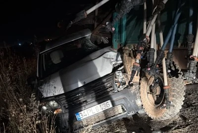 Diyarbakır &Ccedil;ınar'da Otomobil Park Halindeki Trakt&ouml;re &Ccedil;arptı