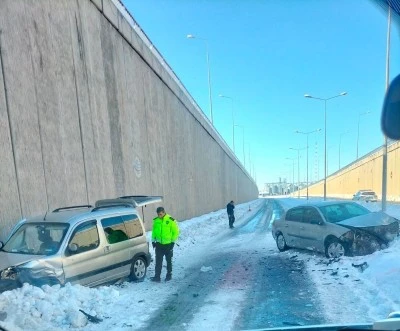 Diyarbakır &Ccedil;ınar&rsquo;da Trafik Kazası: Otomobil ile Hafif Ticari Ara&ccedil; &Ccedil;arpıştı, 3 Yaralı