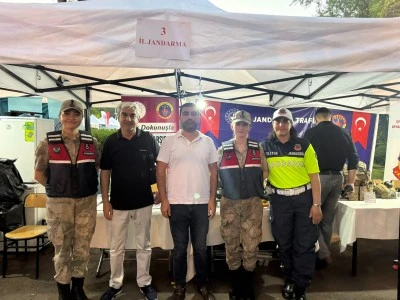 Diyarbakır'da 15 Temmuz anma programına yoğun ilgi: Jandarma standı ziyaret&ccedil;ilerin odağı oldu