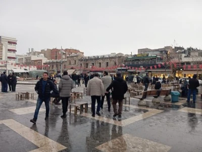 Diyarbakır&rsquo;da Ara Tatil Hareketliliği Esnafın Y&uuml;z&uuml;n&uuml; G&uuml;ld&uuml;rd&uuml;