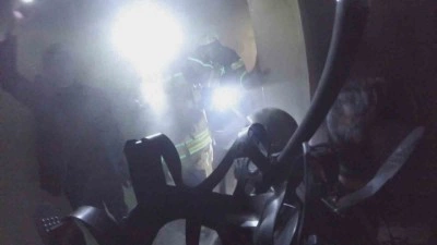 Diyarbakır&rsquo;da 2&rsquo;si &ccedil;ocuk 7 kişinin etkilendiği yangın kask kamerasına yansıdı