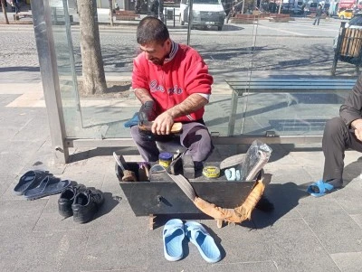 Diyarbakır&rsquo;da 20 yıllık ayakkabı boyacısı 